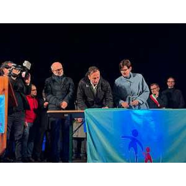 Fedriga firma la pergamena di Fondazione Progettoautismo Fvg - Fedriga firma la pergamena di Fondazione Progettoautismo Fvg