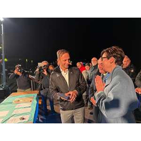 Fedriga consegna la targa della Regione alla presidente della Fonfazione ProgettoautismoFVG Elemna Bulfone - Fedriga consegna la targa della Regione alla presidente della Fonfazione ProgettoautismoFVG Elemna Bulfone