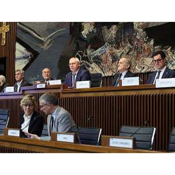  - Il presidente del Consiglio regionale, Mauro Bordin,con Josè Zanella e alcuni presidenti delle associazioni degli emigrati. In prima fila gli assessori regionali Pierpaolo Roberti e Barbara Zilli 