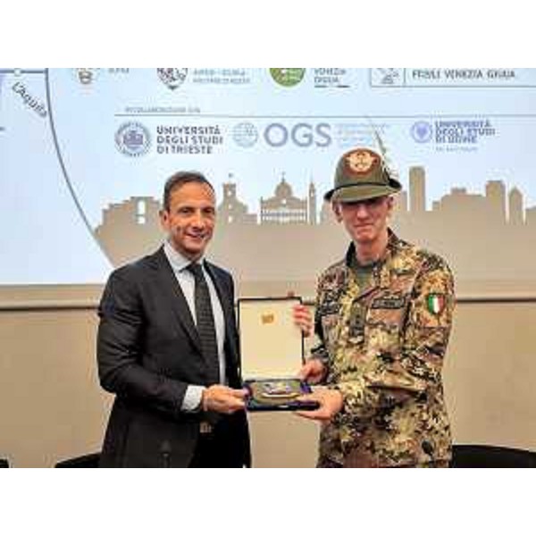 Lo scambio di doni al termine della presentazione. - Lo scambio di doni al termine della presentazione.