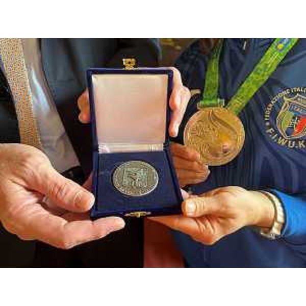 Il sigillo del Cr Fvg e la medaglia d'argento vinta ai mondiali di Wushu da Chu Yi Jasmine Zhu e Alessia Tartufoli - Il sigillo del Cr Fvg e la medaglia d'argento vinta ai mondiali di Wushu da Chu Yi Jasmine Zhu e Alessia Tartufoli