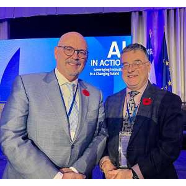 L'assessore regionale ai Sistemi informativi Sebastiano Callari e Roberto Mazzolin, già presidente e colonna portante del Fogolar Furlan di Toronto - L'assessore regionale ai Sistemi informativi Sebastiano Callari e Roberto Mazzolin, già presidente e colonna portante del Fogolar Furlan di Toronto