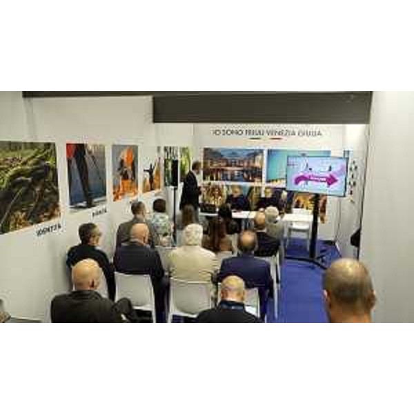 L'assessore regionale Pierpaolo Roberti introduce la giornata di incontri allo stand Fvg di Bologna nell'ambito dell'Assemblea nazionale dell'Anci - L'assessore regionale Pierpaolo Roberti introduce la giornata di incontri allo stand Fvg di Bologna nell'ambito dell'Assemblea nazionale dell'Anci