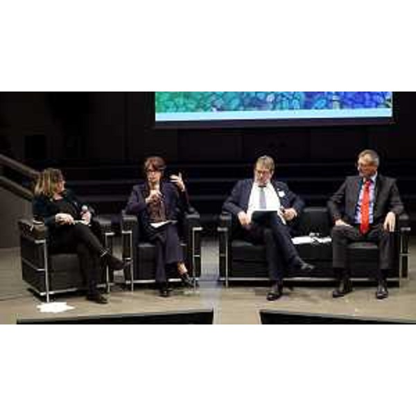 Il panel moderato da Caitriona Mullan con ospiti Tomislav igmanov,vicepresidente del governo provinciale della Provincia autonoma di Vojvodina e Kerim Medjedovic, dellAgenzia per la democrazia locale (LDA), Nikic (Montenegro) - Il panel moderato da Caitriona Mullan con ospiti Tomislav igmanov,vicepresidente del governo provinciale della Provincia autonoma di Vojvodina e Kerim Medjedovic, dellAgenzia per la democrazia locale (LDA), Nikic (Montenegro)