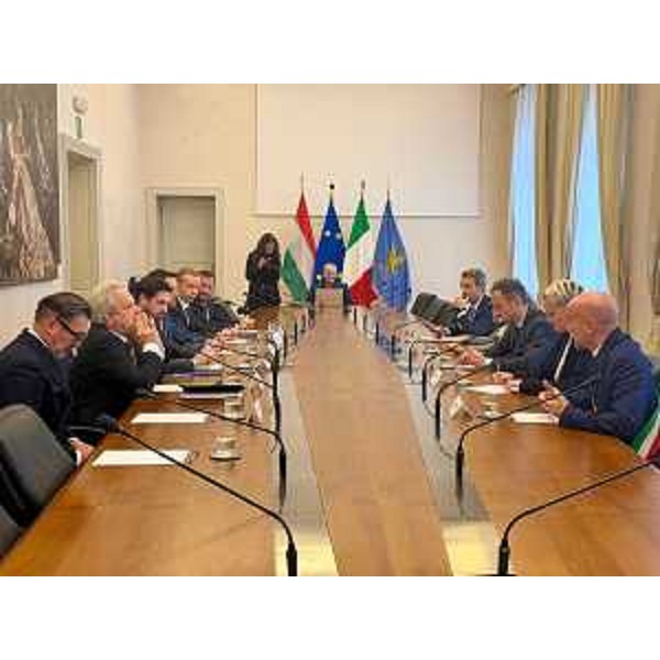 Un momento dell'incontro con la delegazione del Governo ungherese. - Un momento dell'incontro con la delegazione del Governo ungherese.