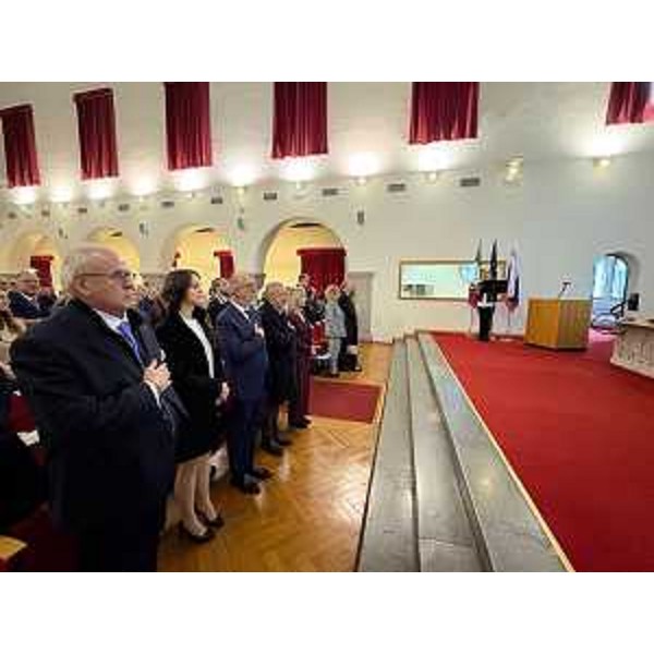 Lassessore regionale alla Salute, Riccardo Riccardi, con le autorità durante l'esecuzione degli inni nazionali - Lassessore regionale alla Salute, Riccardo Riccardi, con le autorità durante l'esecuzione degli inni nazionali