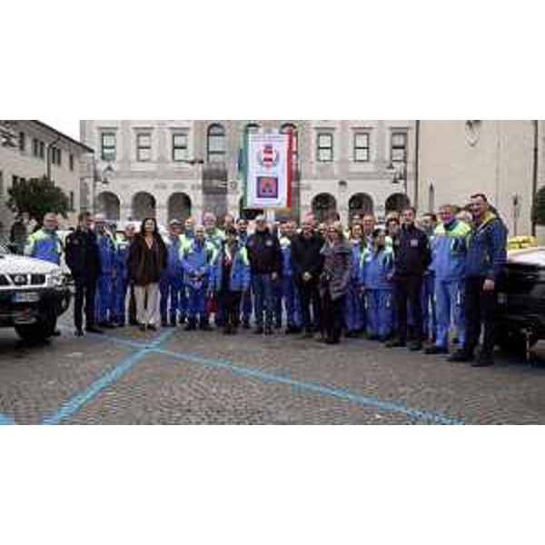 Foto di gruppo per i volontari di Protezione civile di Cividale del Friuli con l'assessore regionale Riccardo Riccardi - Foto di gruppo per i volontari di Protezione civile di Cividale del Friuli con l'assessore regionale Riccardo Riccardi