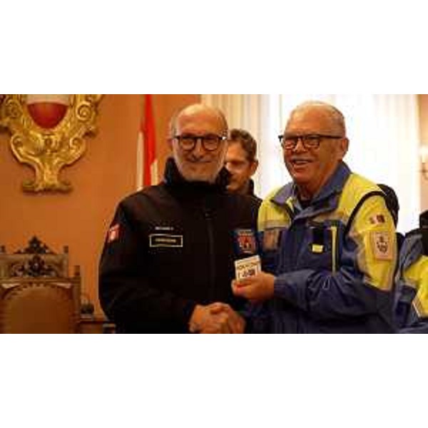 L'assessore Riccardi premia Lucio Zanon, il volontario di Protezione civile di Cividale di più lungo corso - L'assessore Riccardi premia Lucio Zanon, il volontario di Protezione civile di Cividale di più lungo corso