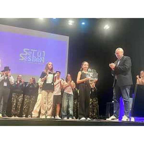 Il presidente del Consiglio regionale Mauro Bordin con i giovani dell'undicesima edizione di "Se Tu sês bon" - Il presidente del Consiglio regionale Mauro Bordin con i giovani dell'undicesima edizione di "Se Tu sês bon"