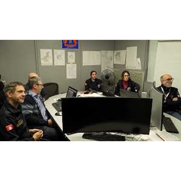 La sala operativa della Protezione civile con l'assessore Riccardo Riccardi (a destra nella foto) - La sala operativa della Protezione civile con l'assessore Riccardo Riccardi (a destra nella foto)