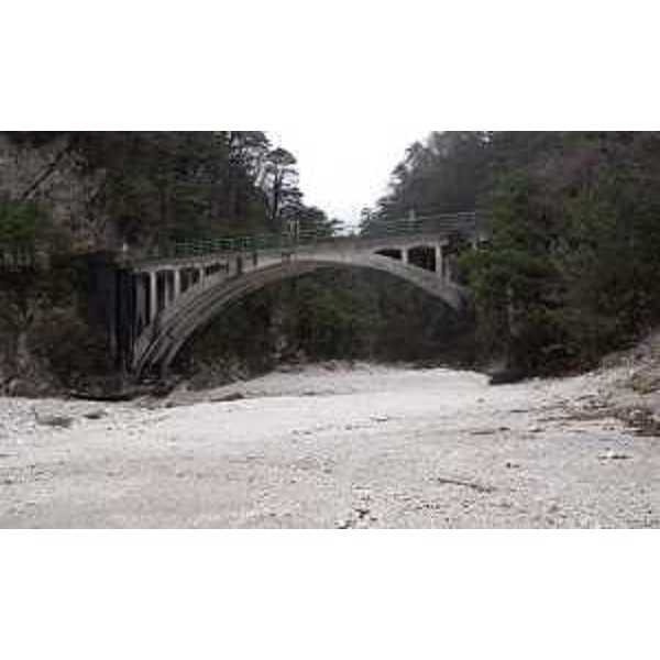 Nella foto l'ex ponte militare che consente lattraversamento del torrente Glagnò in località Campiolo tra i Comuni di Amaro e Moggio Udinese. - Nella foto l'ex ponte militare che consente lattraversamento del torrente Glagnò in località Campiolo tra i Comuni di Amaro e Moggio Udinese.