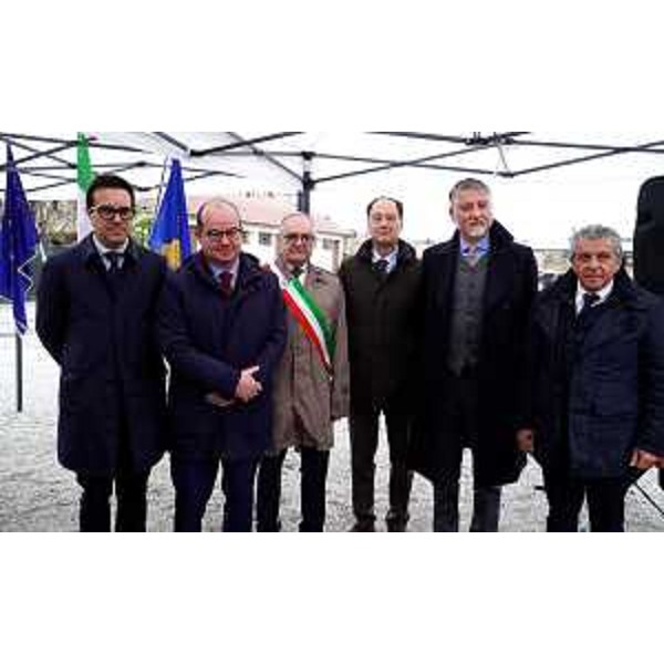 Il vicegovernatore con delega alla Cultura del Friuli Venezia Giulia, Mario Anzil, assiema ai ministri Giuli e Ciriani alla caserma statale "Cordero Lanza di Montezemolo" nell'ambito della visita istituzionale dedicata all'avanzamento del progetto "Recovery Art", uno dei cinque poli nazionali individuati dal Ministero della Cultura all'interno del Pnrr - NextGenerationEU. - Il vicegovernatore con delega alla Cultura del Friuli Venezia Giulia, Mario Anzil, assiema ai ministri Giuli e Ciriani alla caserma statale "Cordero Lanza di Montezemolo" nell'ambito della visita istituzionale dedicata all'avanzamento del progetto "Recovery Art", uno dei cinque poli nazionali individuati dal Ministero della Cultura all'interno del Pnrr - NextGenerationEU.