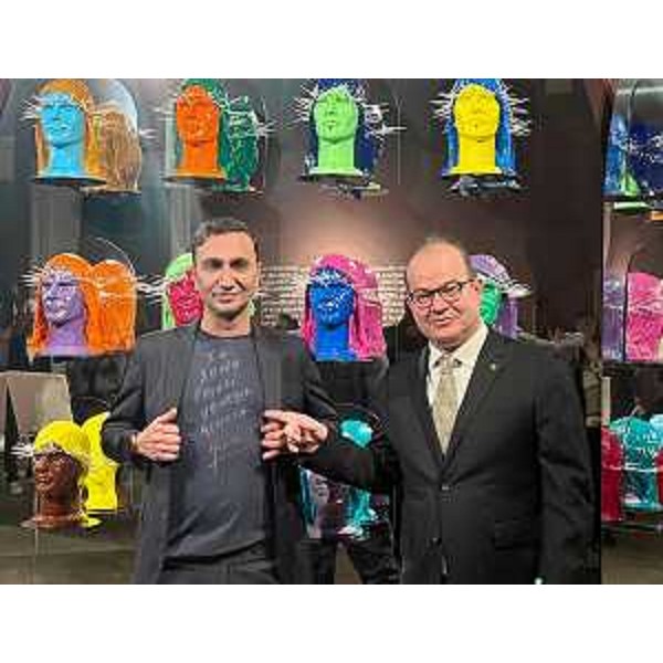 Il vice governatore con delega alla Cultura Mario Anzil con l'artista Howtan Re all'inaugurazione della mostra Holy Pop a Cividale del Friuli - Il vice governatore con delega alla Cultura Mario Anzil con l'artista Howtan Re all'inaugurazione della mostra Holy Pop a Cividale del Friuli 