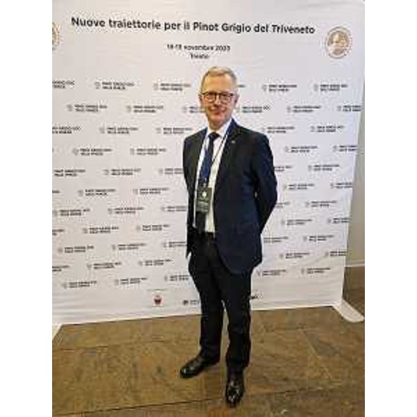 L'assessore alle Risorse agroalimentari, forestali e ittiche Stefano Zannier nel corso del convegno Cambiamento climatico, territorio e qualità: nuove traiettorie per il Pinot grigio del Triveneto, organizzato dal Consorzio Vini Doc delle Venezie a Trento - L'assessore alle Risorse agroalimentari, forestali e ittiche Stefano Zannier nel corso del convegno Cambiamento climatico, territorio e qualità: nuove traiettorie per il Pinot grigio del Triveneto, organizzato dal Consorzio Vini Doc delle Venezie a Trento 