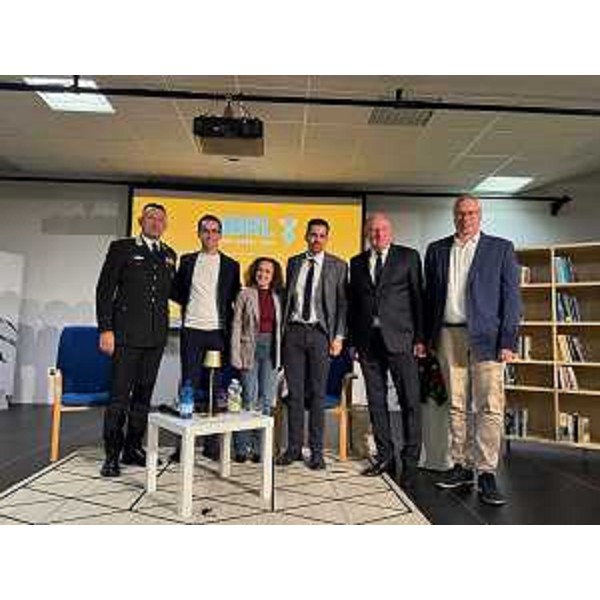 Il presidente Mauro Bordin (a destra) alla serata inaugurale della rassegna "Libri e autori sotto tiro" - Il presidente Mauro Bordin (a destra) alla serata inaugurale della rassegna "Libri e autori sotto tiro"