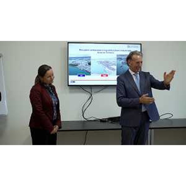 Lassessore regionale alla Difesa dellambiente, energia e sviluppo sostenibile Fabio Scoccimarro allillustrazione delle attività di messa in sicurezza permanente dellarea dellex area a caldo della Ferriera di Servola assieme all'ad di Logistica Giuliana, Guyonne Querner. - Lassessore regionale alla Difesa dellambiente, energia e sviluppo sostenibile Fabio Scoccimarro allillustrazione delle attività di messa in sicurezza permanente dellarea dellex area a caldo della Ferriera di Servola assieme all'ad di Logistica Giuliana, Guyonne Querner. 