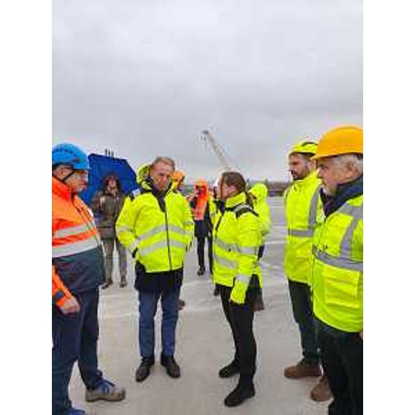 Lassessore regionale alla Difesa dellambiente, energia e sviluppo sostenibile Fabio Scoccimarro nellex area a caldo della Ferriera di Servola assieme all'ad di Logistica Giuliana, Guyonne Querner. - Lassessore regionale alla Difesa dellambiente, energia e sviluppo sostenibile Fabio Scoccimarro nellex area a caldo della Ferriera di Servola assieme all'ad di Logistica Giuliana, Guyonne Querner. 