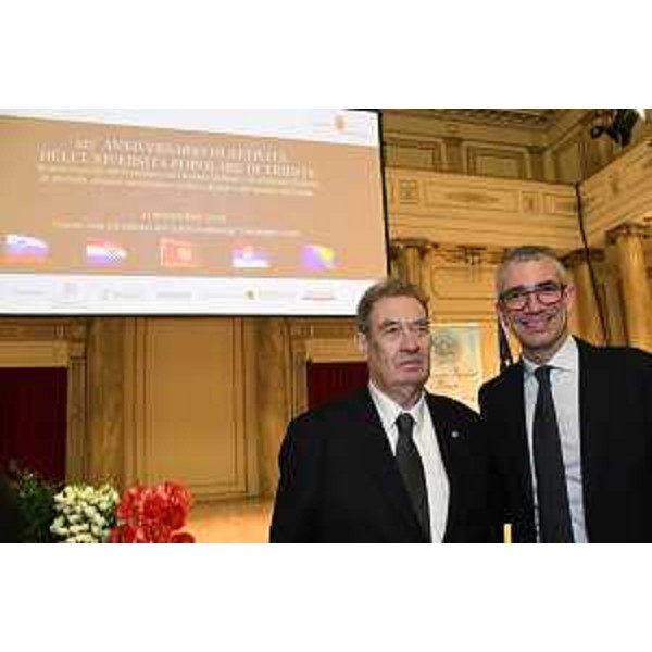 L'assessore regionale ai Corregionali allestero Pierpaolo Roberti assieme al presidente dell'Università Popolare di Trieste Edvino Jerian - L'assessore regionale ai Corregionali allestero Pierpaolo Roberti assieme al presidente dell'Università Popolare di Trieste Edvino Jerian