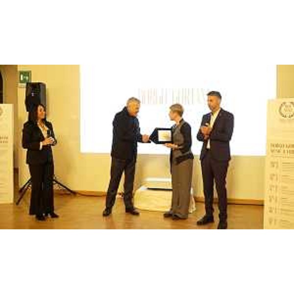 L'assessore Bini consegna la targa della Regione a Chiara Gortani. A destra il sindaco di Arta Terme Andrea Faccin - L'assessore Bini consegna la targa della Regione a Chiara Gortani. A destra il sindaco di Arta Terme Andrea Faccin