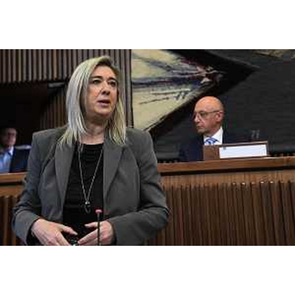 L'assessore regionale alle Infrastrutture e Territorio Cristina Amirante in Aula - L'assessore regionale alle Infrastrutture e Territorio Cristina Amirante in Aula