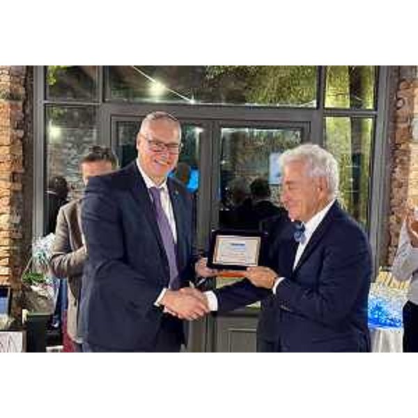 Il presidente del Consiglio regionale, Mauro Bordin (a sinistra), premia Fabrizio Pitton, titolare dell'omonima azienda - Il presidente del Consiglio regionale, Mauro Bordin (a sinistra), premia Fabrizio Pitton, titolare dell'omonima azienda